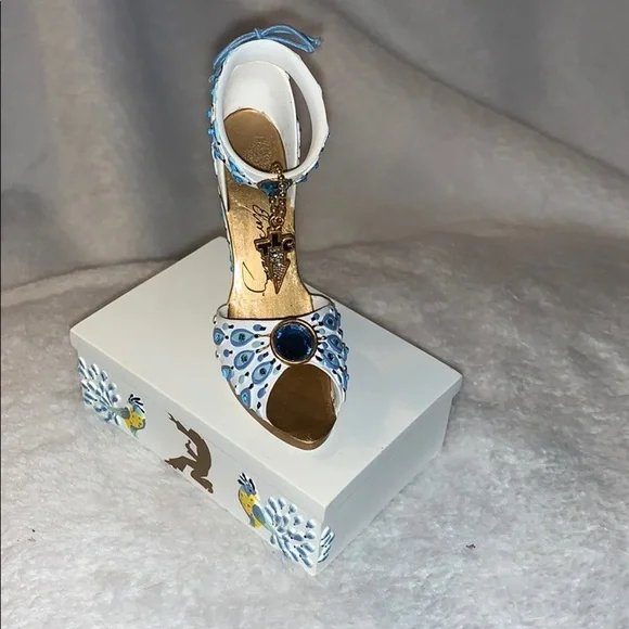 Elvis ShoeCollectible“Lucky Lady”Inspired Peacocks - Picture 2 of 9